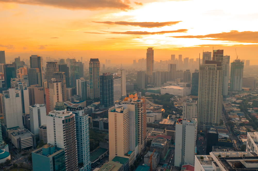 Beautiful,Sunset,Of,Skyscrapers,And,Shopping,Malls,In,Makati,,Philippines